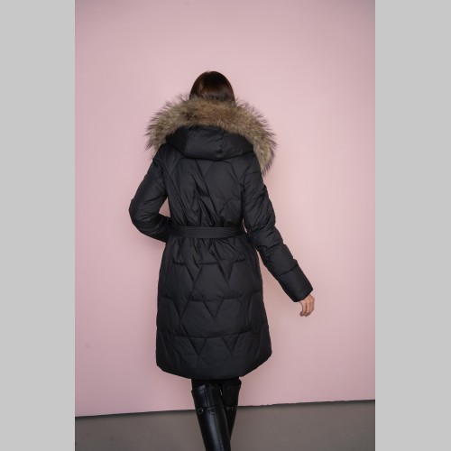 Куртка Elena store, с капюшоном-енот, чёрного цвета, удлиненная длины Es-2305