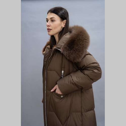 Куртка Elena store, с капюшоном- песец, коричневого цвета, удлиненной длины Es-9399
