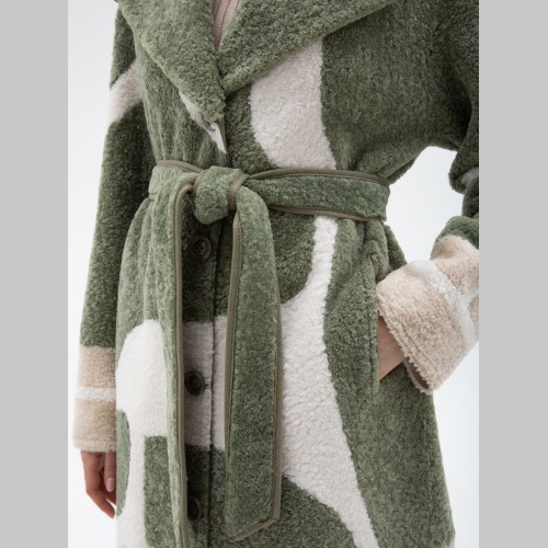 Весеннее пальто из экомеха с английским воротником зеленого цвета с принтом ES-7506-1