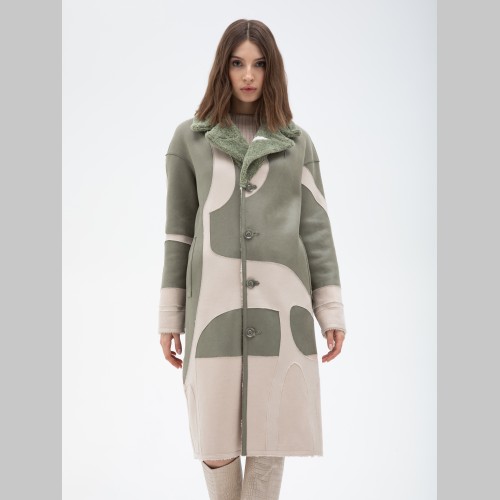 Весеннее пальто из экомеха с английским воротником зеленого цвета с принтом ES-7506-1
