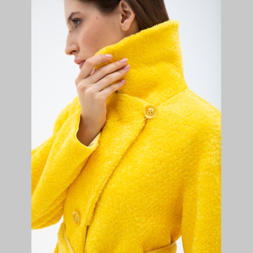 Весеннее пальто из экомеха с английским воротником желтого цвета под пояс ES-7597