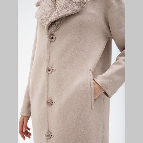 Весеннее пальто из экомеха с английским воротником бежевого цвета под пояс ES-7597-1