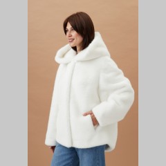 Женская шуба от Elena store из экомеха норки, укороченная с капюшоном, ,белого цвета М-22.11