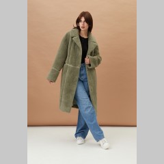Женское пальто от Elena store двухстороннее из экодубленки с английским воротником зеленого цвета 49