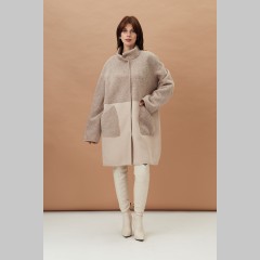 Женское пальто двухстороннее из экомеха с воротником стойка бежевого цвета под пояс ES-7587